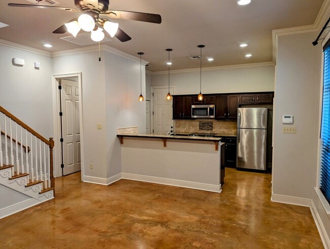 Building Photo - Luxury Awaits in Miramar!
