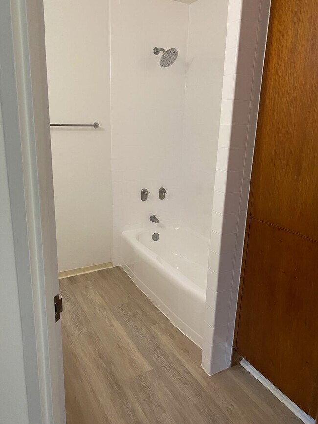 Building Photo - A one bedroom, one bath, NO parking apartm...