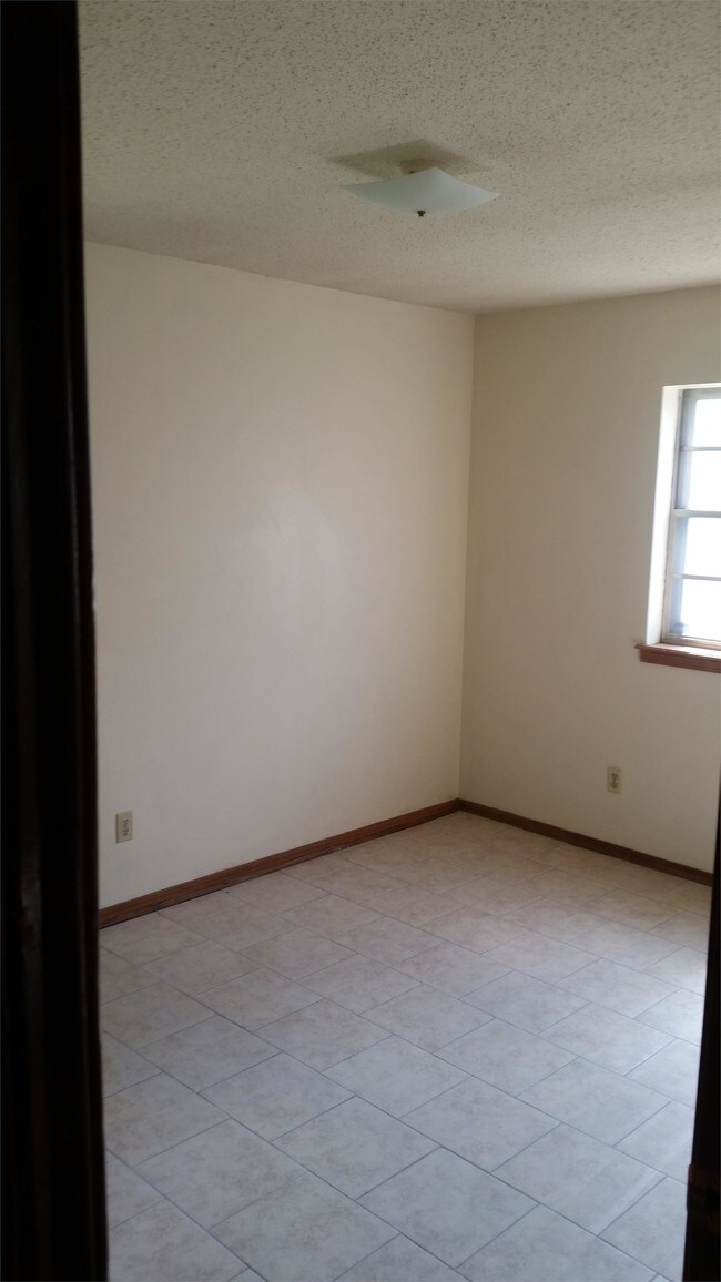 Building Photo - 7608 S Villa Ave