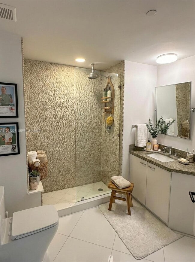 Building Photo - 10 Venetian Way