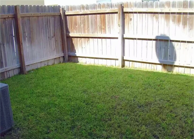 Building Photo - 1402 W Kiwi Ave