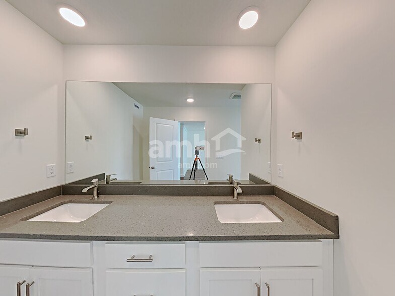 Building Photo - 7379 S Copper Rim Dr