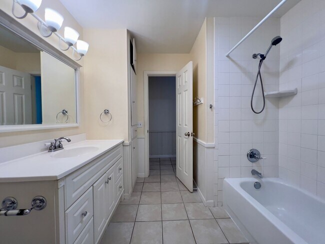 Building Photo - Stunning Large 3 Bedroom Home!