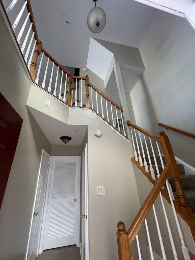 Building Photo - Beautiful 3 Bed 2.5 Bath Interior Townhome In Ashburn Village