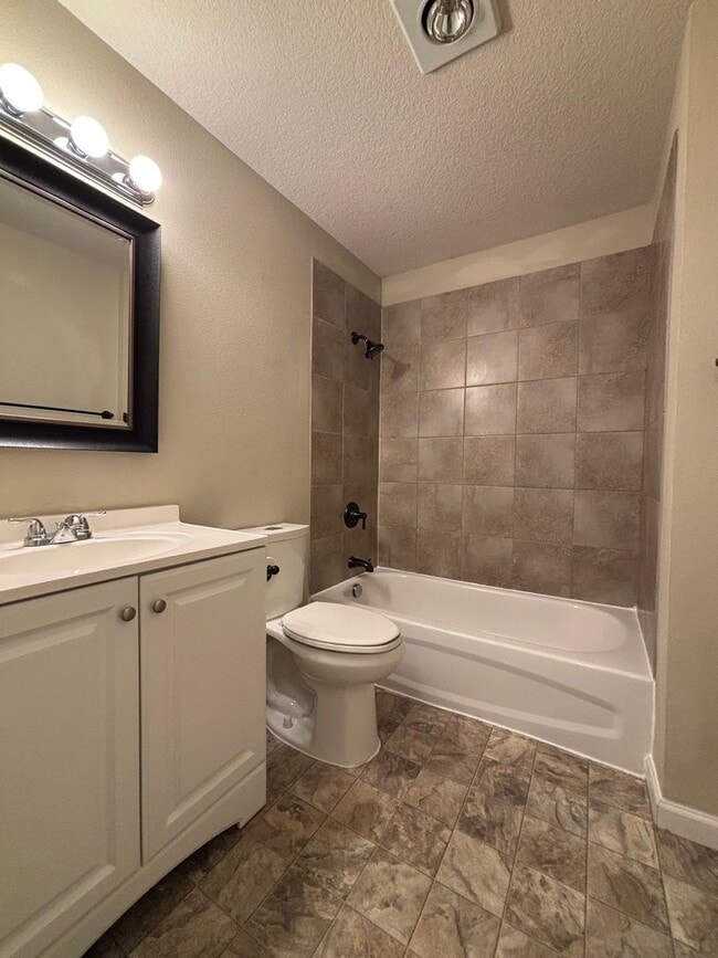 Building Photo - Located in a Desirable Area in Wilsonville 2 Bedroom Unit in a 4 Plex