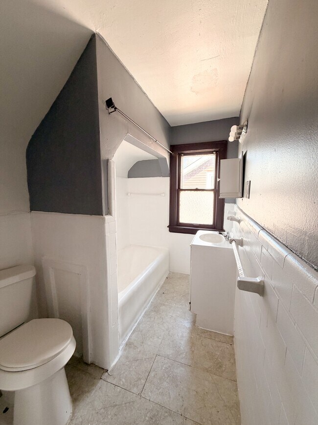 Building Photo - 9241 Boleyn St