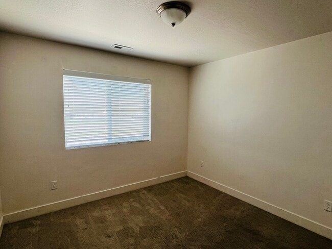 Building Photo - Beautiful new construction town home with ...