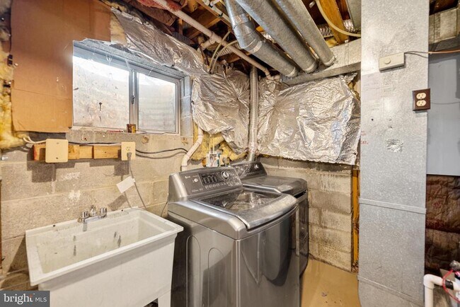 Building Photo - 6104 Old Brentford Ct