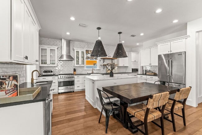 Building Photo - Experience Elegance and Comfort: Spacious ...