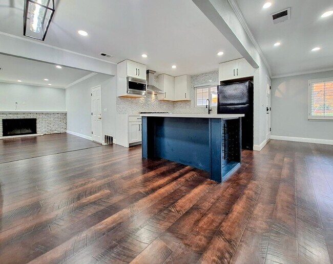 Building Photo - Beatifully Remodeled 3bd Single Story Hous...