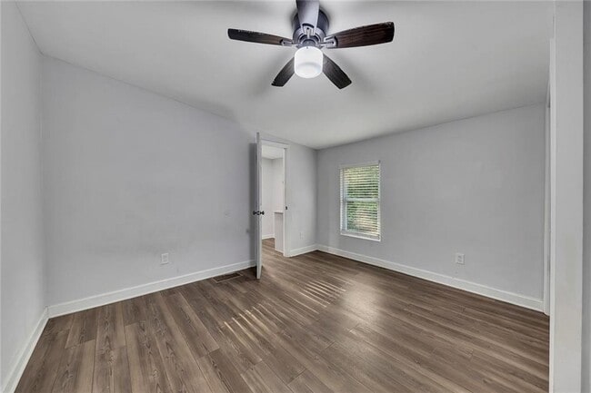 Building Photo - 845 Oak St NW