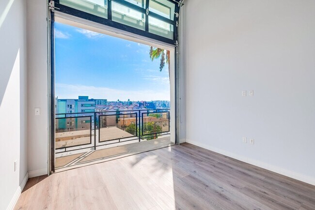 Building Photo - Lux Lofts