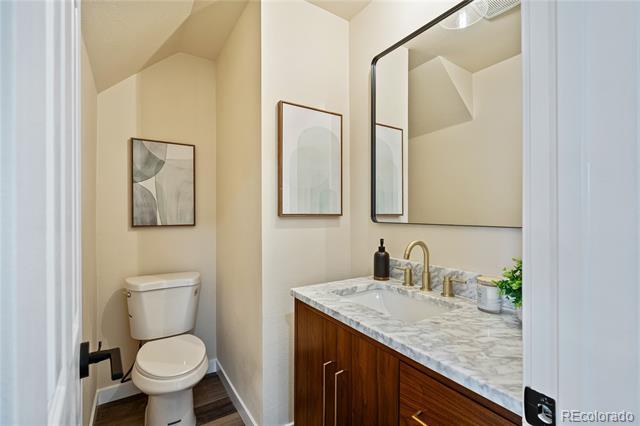 Building Photo - 5599 W Maplewood Pl