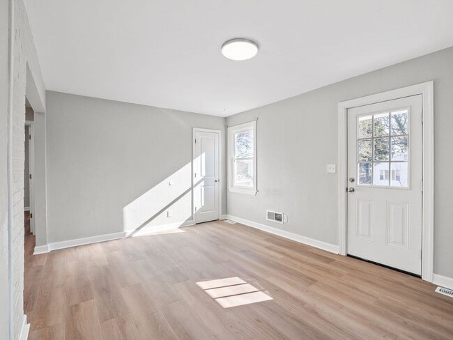 Building Photo - 2 Bedroom, 1 Bathroom newly renovated home for rent off Williamson Rd!