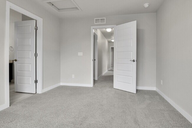 Building Photo - $2,620.95 - 3 Bed, 2.5 Bath Home in Aurora with AC and In Unit Laundry!