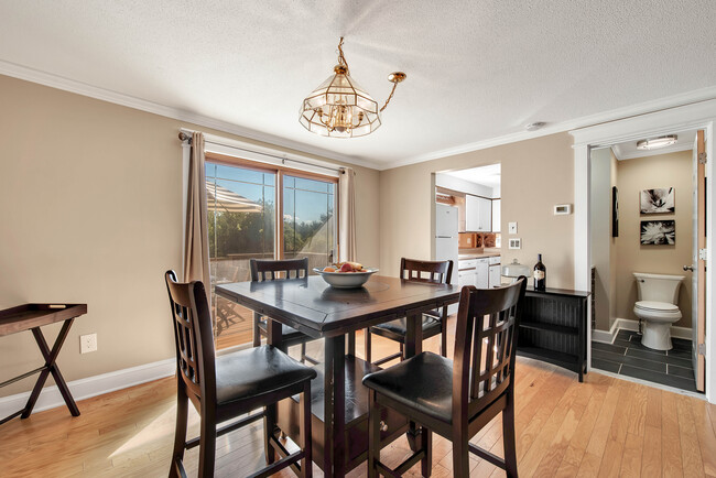 Dining area - 1500 Cambridge Dr