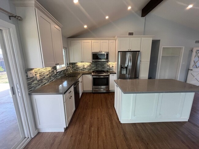 Building Photo - CHARMING 3BD/2BA SINGLE FAMILY HOME IN CLA...