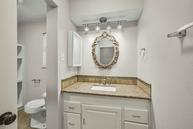 Building Photo - 5147 Beechnut St