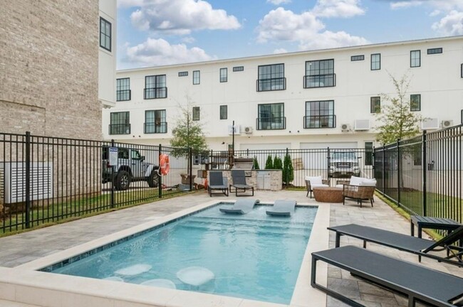 Building Photo - $1600 per bedroom. One of the last Enclave...
