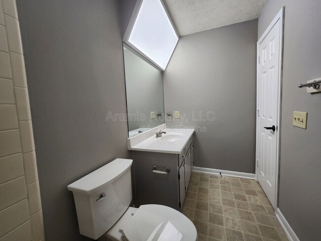 Building Photo - 5288 Weyden Ct