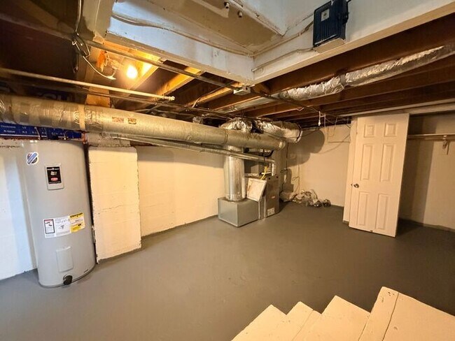 Building Photo - Reno Affordable House 3 Bedroom/1 Bath/ 1 Cat Friendly