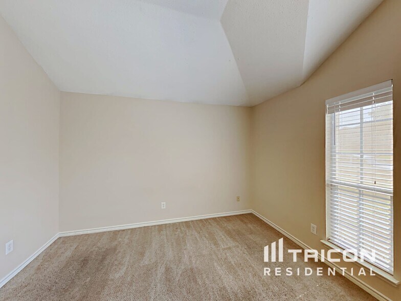 Building Photo - 1558 Aberdeen Dr