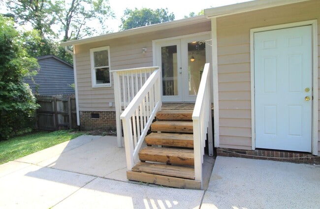 Building Photo - Charming 2 Bedroom, Large lot fenced in yard