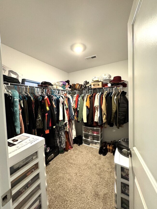 Building Photo - Beautiful home! Convenient to the city with all shopping!