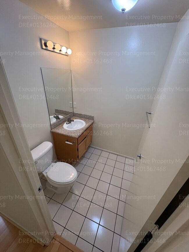 Building Photo - 2 bedroom 1.5 bathroom townhome located in a gated community near Hosking Ave/ S. Union Ave