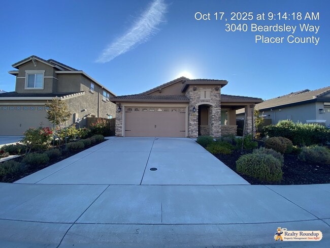 Building Photo - Pristinely Maintained Roseville Home with ...