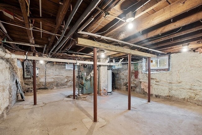 Building Photo - 18 1st St