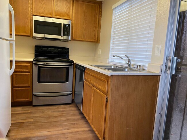 Building Photo - LOCATION & PRIVACY! Spacious 3 br Condo wi...