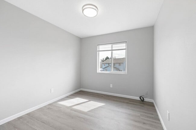 Building Photo - Fantastic 3-Bedroom, 1.5-Bath Duplex With landscaping Included!