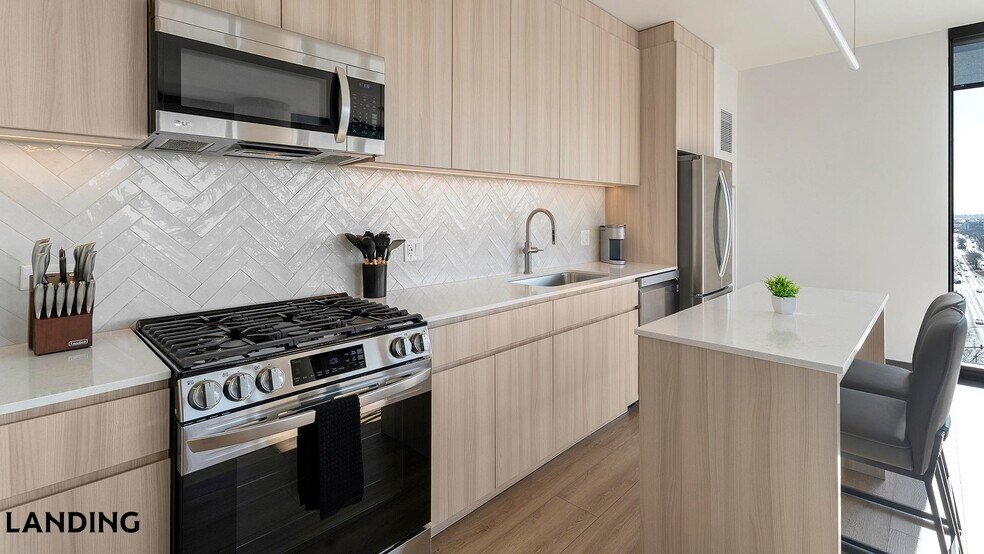 Building Photo - 513 S Damen Ave