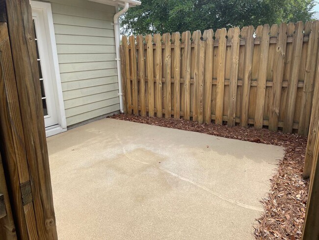 Building Photo - 3 bedroom/2 bathroom home with one-car gar...