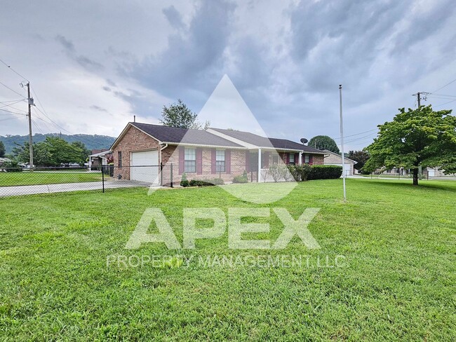 Building Photo - Stunning 3 Bd/2Ba Single Family Home with 2-Car Garage in the heart of Halls!