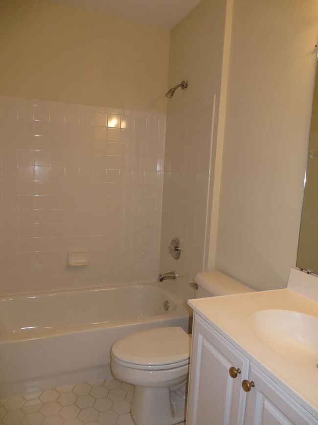 Building Photo - Beautiful Townhome - Vienna