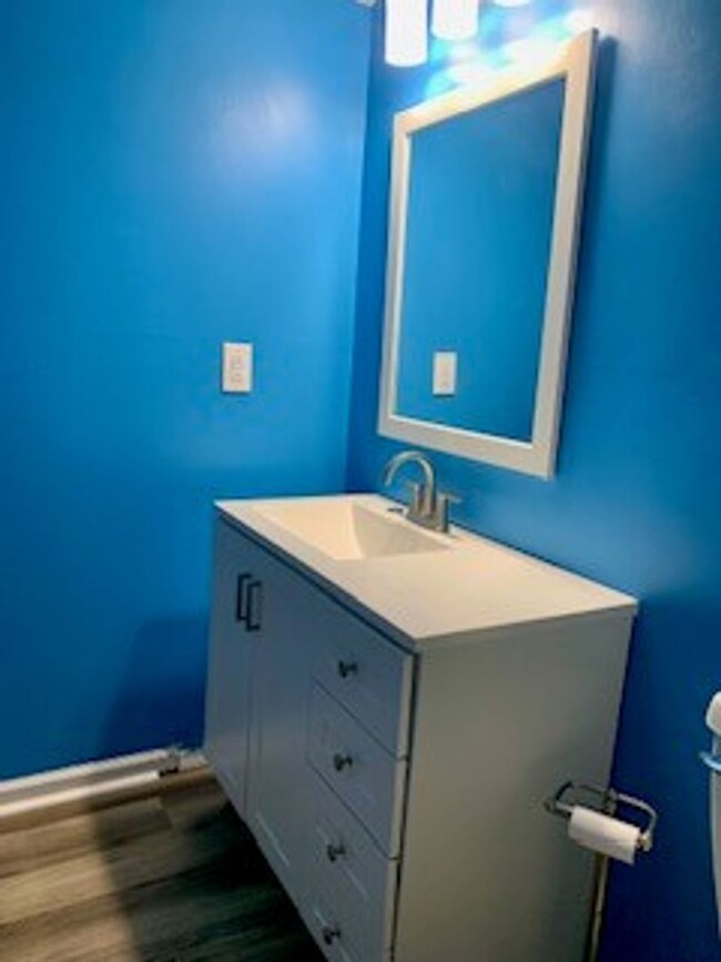 Building Photo - Adorable 2 bedroom 1 bath condominium