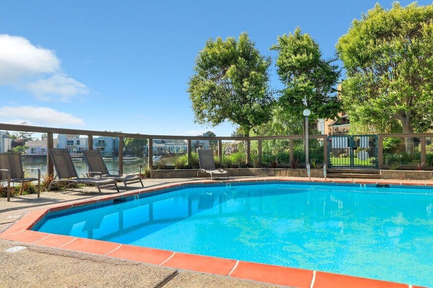 Waterfront backyard pool. - 86 Pelican Ln