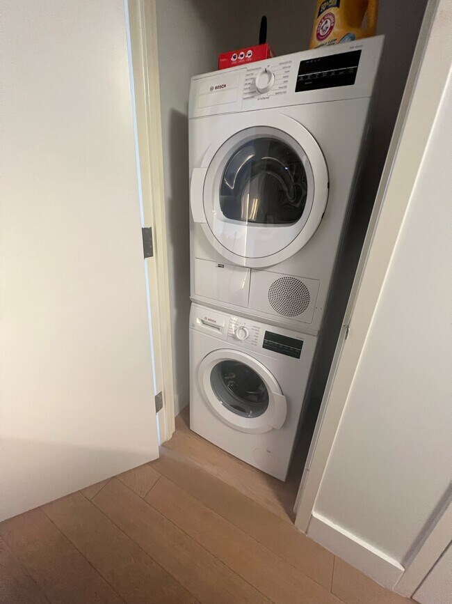 Building Photo - 145 Clinton St