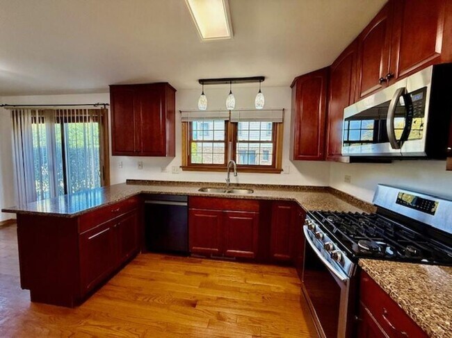 Building Photo - 4 bedroom in Naperville IL 60540