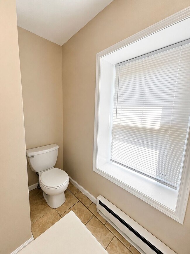 Building Photo - 4 Bed 2 Bath Townhouse for Rent in Rome, NY