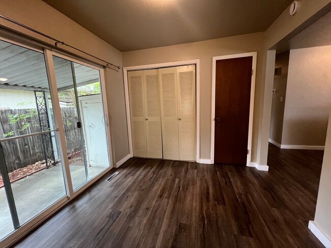 Building Photo - 3 bedroom 1.5 Bathroom Duplex Available Now!