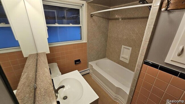 Building Photo - 629 N Vermont Ave