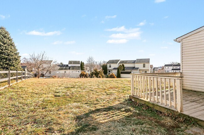 Building Photo - Three bedroom, one and a half bathroom end unit townhome in Dover