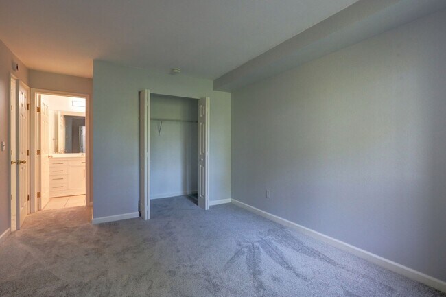 Building Photo - Charming Updated 2 Bedroom 2 Bathroom Bellevue Condo