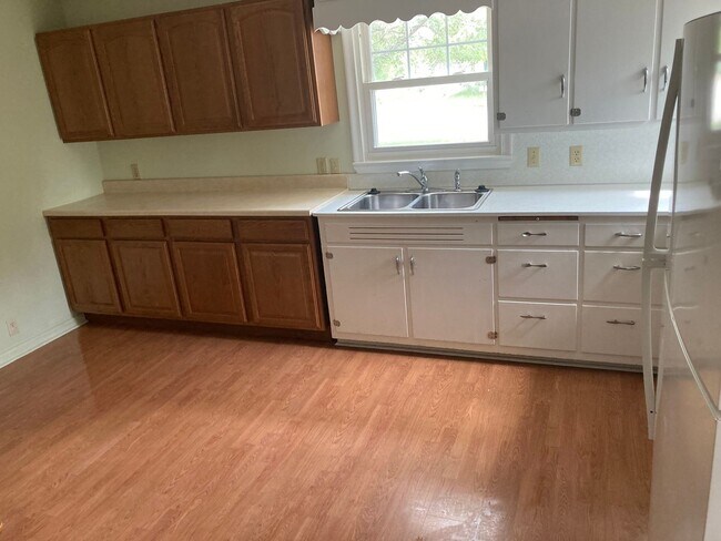 Building Photo - PRICE REDUCED! 2 Bedroom, 1 bath located i...