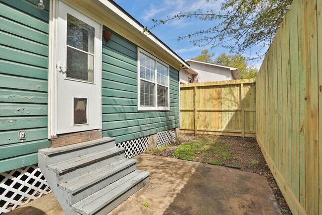 Building Photo - 905 Kern St