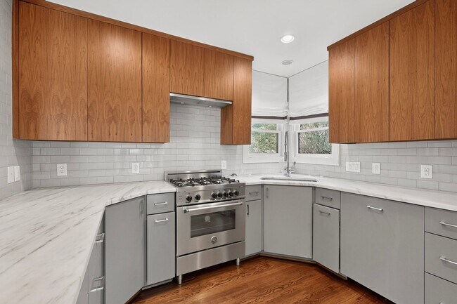 Building Photo - Gorgeous 2/2 Bungalow with Private Pool