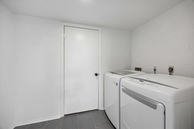 Building Photo - 2609 Monarch Dr